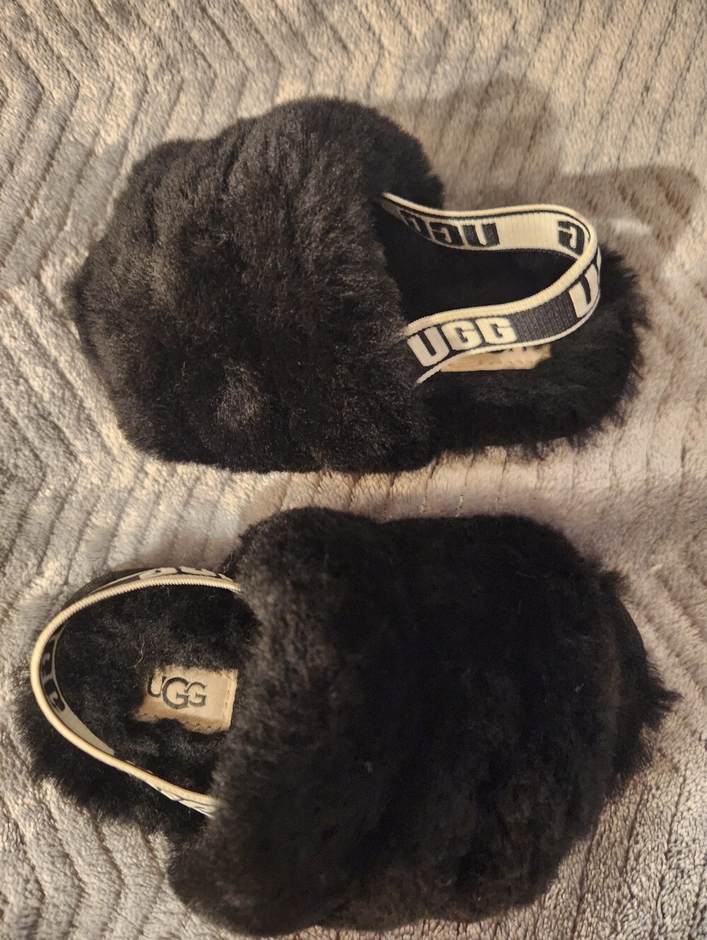UGG Kids Black Fluffy Slide Sandals with Branded Elastic Heel Strap, Size 8